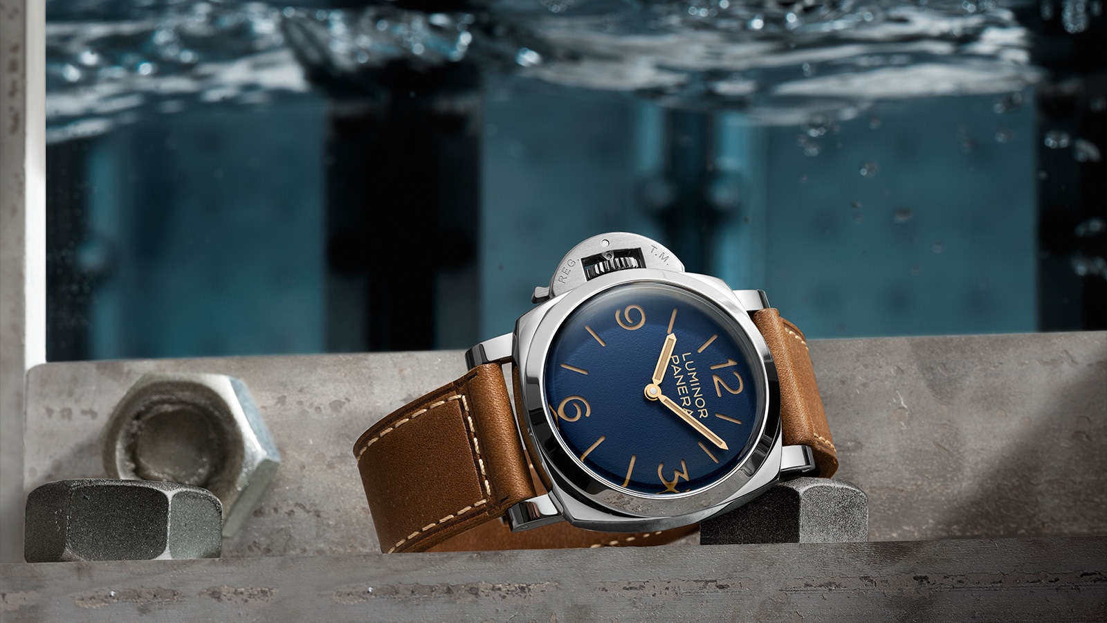 https://www.panerai.com/content/dam/pan-assets/new-ux/Premium-PDP/PAM01732/PDP_EDITORIAL_ENRICHMENT_PAM01732_4.jpg.transform.global_image_1600.png