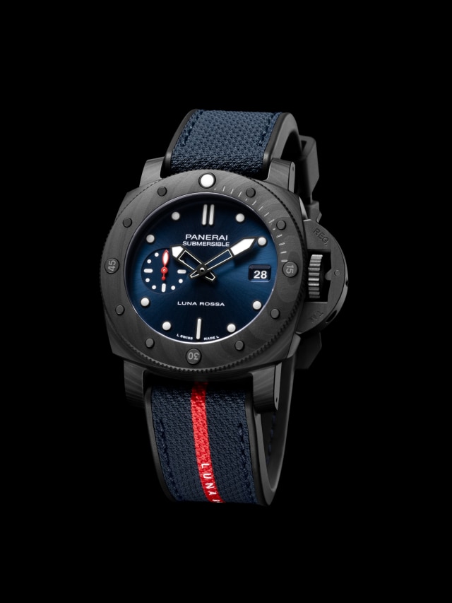 PANERAI Submersible Luna Rossa Carbotech™ PAM01563 Detail 