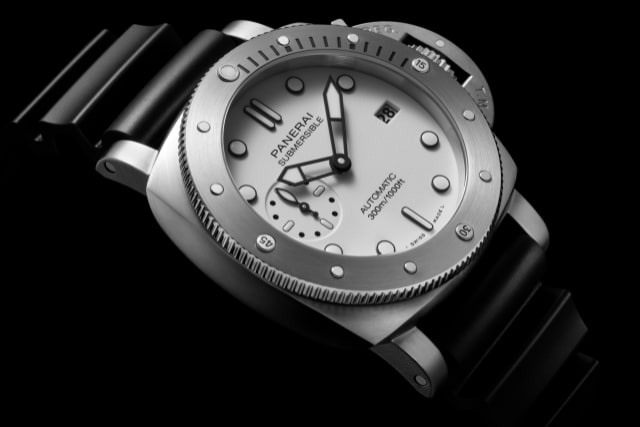 PANERAI  Submersible Bianco  PAM01590 Detail 