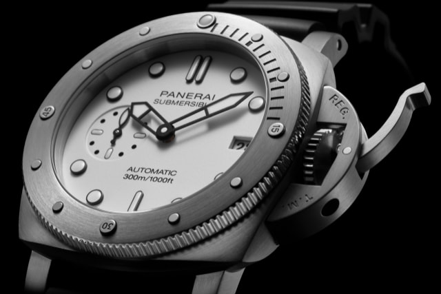 PANERAI  Submersible Bianco  PAM01590 Detail 