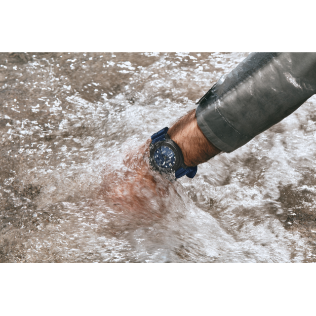 PANERAI Submersible QuarantaQuattro Carbotech™ PAM01232 Detail 4