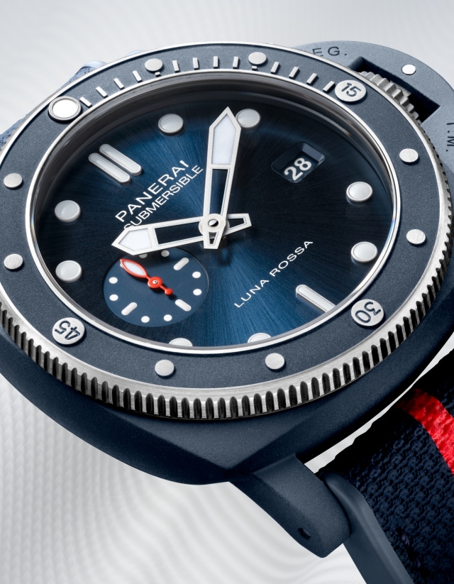 PANERAI Submersible Luna Rossa PAM01466 Detail 