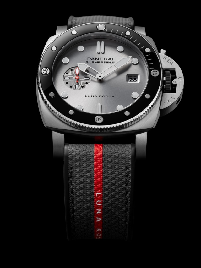 PANERAI Submersible QuarantaQuattro Luna Rossa PAM01681 Detail 