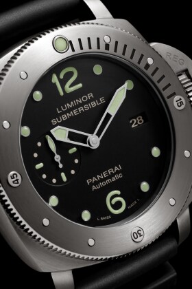 PANERAI Luminor Submersible 1950 3 Days Automatic Titanio PAM00571 Detail 