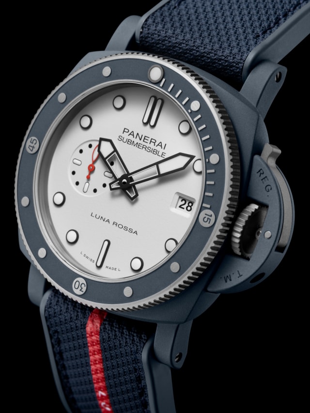 PANERAI Submersible Luna Rossa PAM01543 Detail 