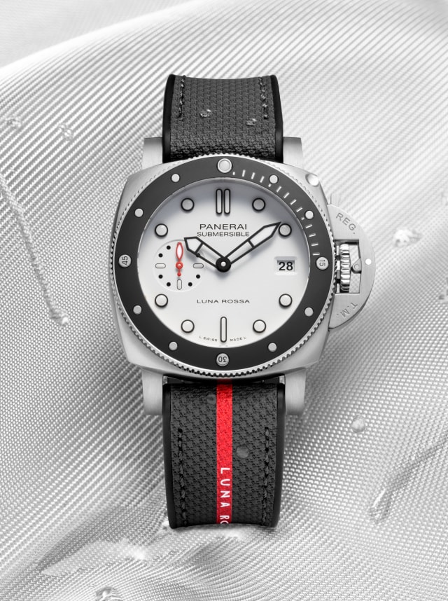 PANERAI Submersible Luna Rossa PAM01579 Detail 