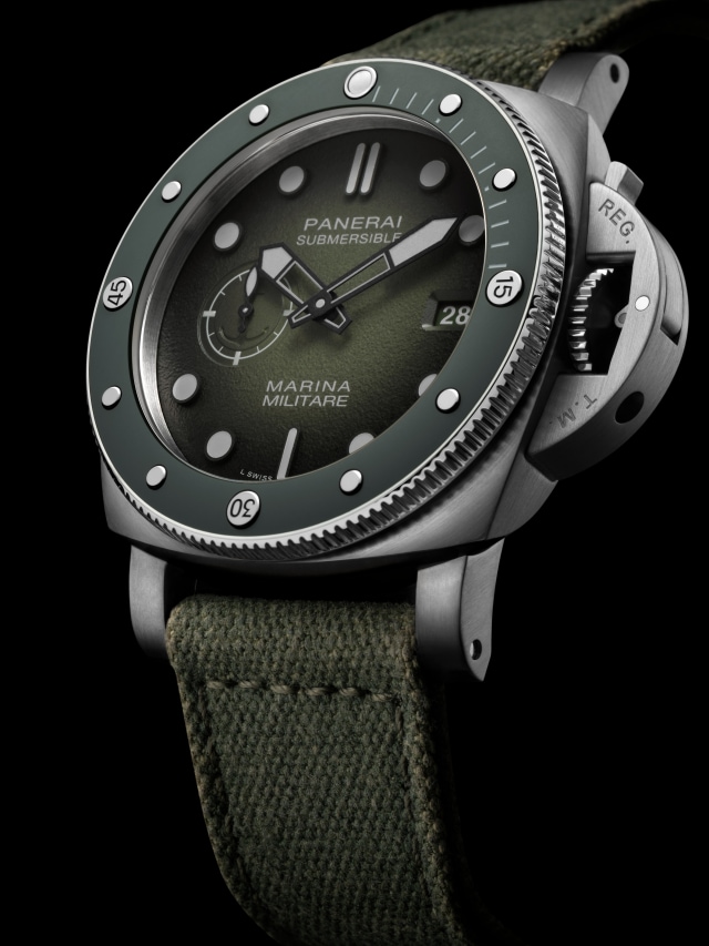 PANERAI  Submersible QuarantaQuattro Aviazione Navale  PAM01697 Detail 