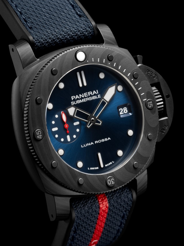 PANERAI Submersible Luna Rossa Carbotech™ PAM01563 Detail 