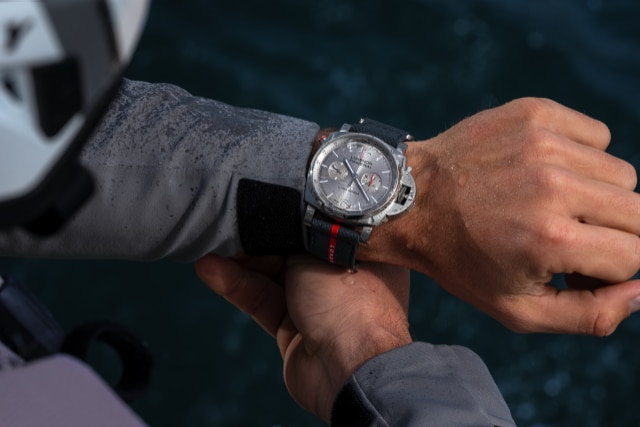 PANERAI Luminor Luna Rossa Chrono PAM01768 Detail 