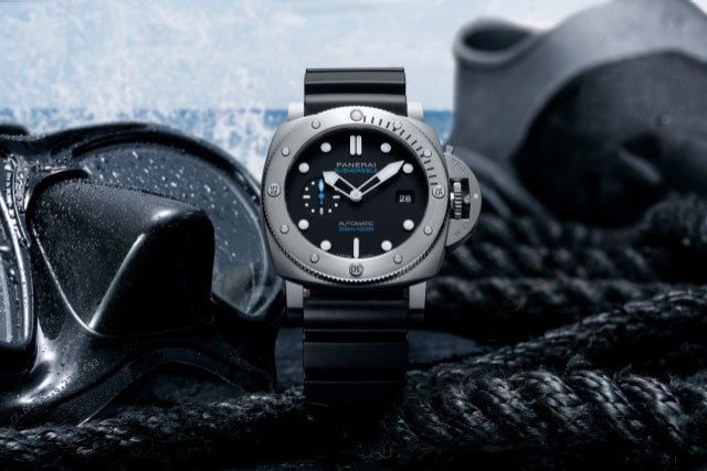 PANERAI Submersible PAM01596 Detail 