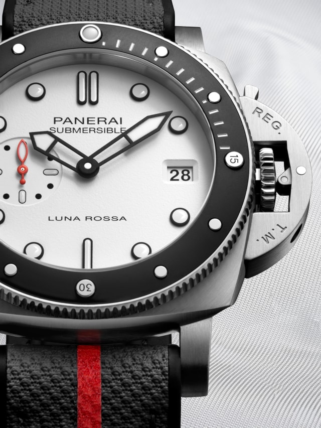 PANERAI Submersible Luna Rossa PAM01579 Detail 