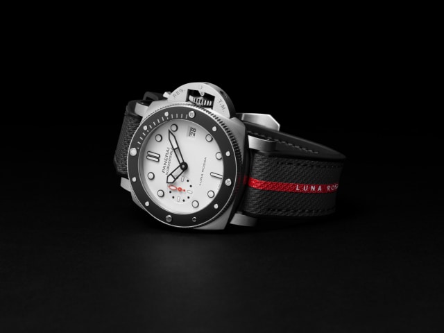 PANERAI Submersible Luna Rossa PAM01579 Detail 