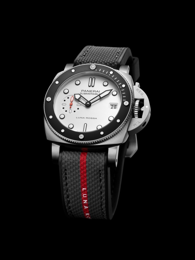 PANERAI Submersible Luna Rossa PAM01579 Detail 