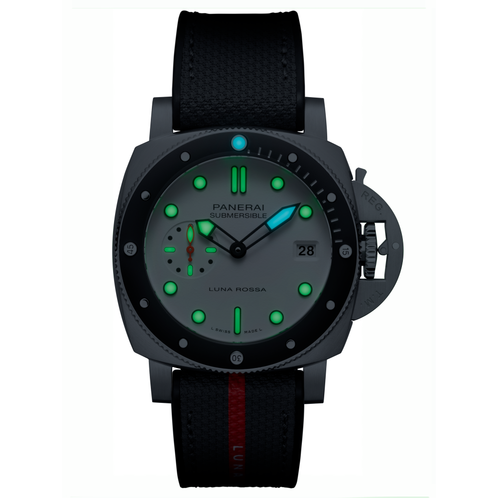 PANERAI Submersible Luna Rossa PAM01579 night view
