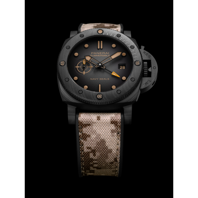 PANERAI Submersible QuarantaQuattro GMT Navy SEALs Carbotech™ PAM01513 Detail 3