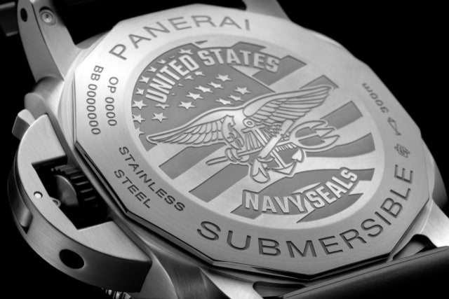 PANERAI Submersible Navy SEALs GMT PAM01323 Detail 