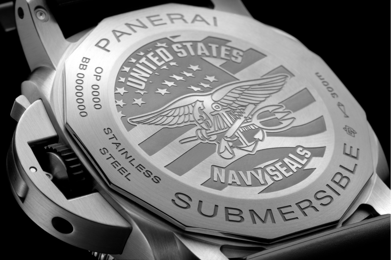 PANERAI Submersible Navy SEALs GMT PAM01323 Detail