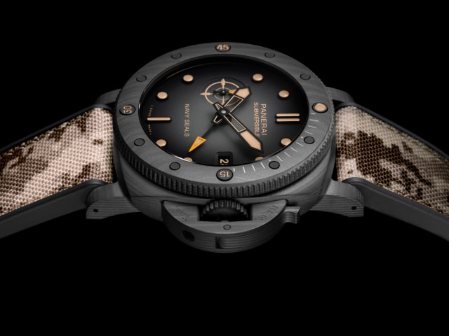 PANERAI Submersible Navy SEALs GMT PAM01513 Detail 