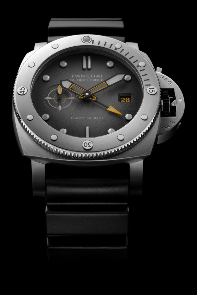 PANERAI Submersible Navy SEALs GMT PAM01323 Detail 