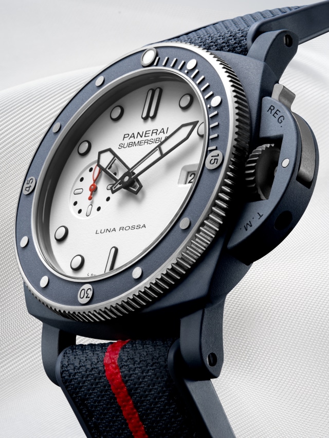PANERAI Submersible Luna Rossa PAM01543 Detail 