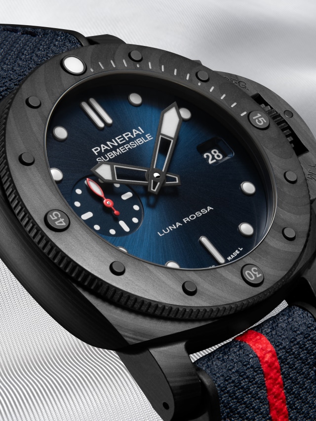 PANERAI Submersible Luna Rossa Carbotech™ PAM01563 Detail 