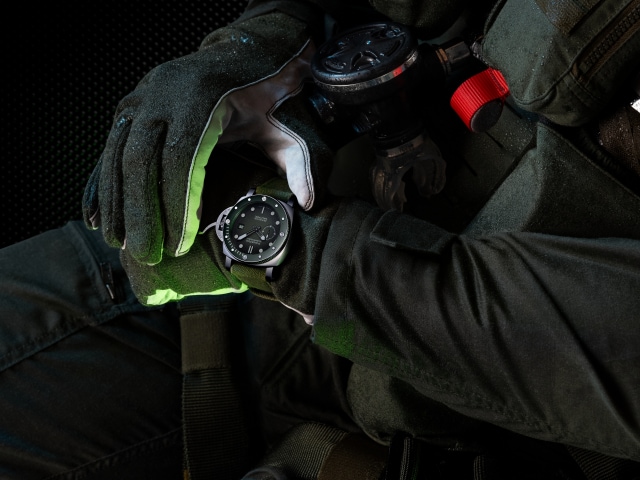 PANERAI  Submersible QuarantaQuattro Aviazione Navale  PAM01697 Detail 