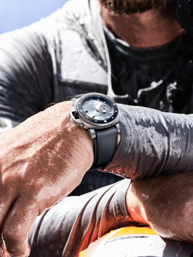 PANERAI Submersible QuarantaQuattro Luna Rossa PAM01681 Detail 