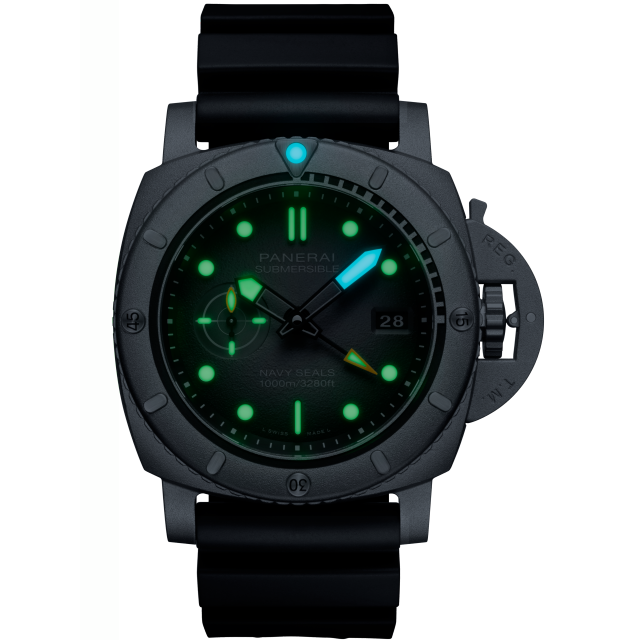 PANERAI Submersible Navy Seals Afniotech™ Experience PAM01089 night view