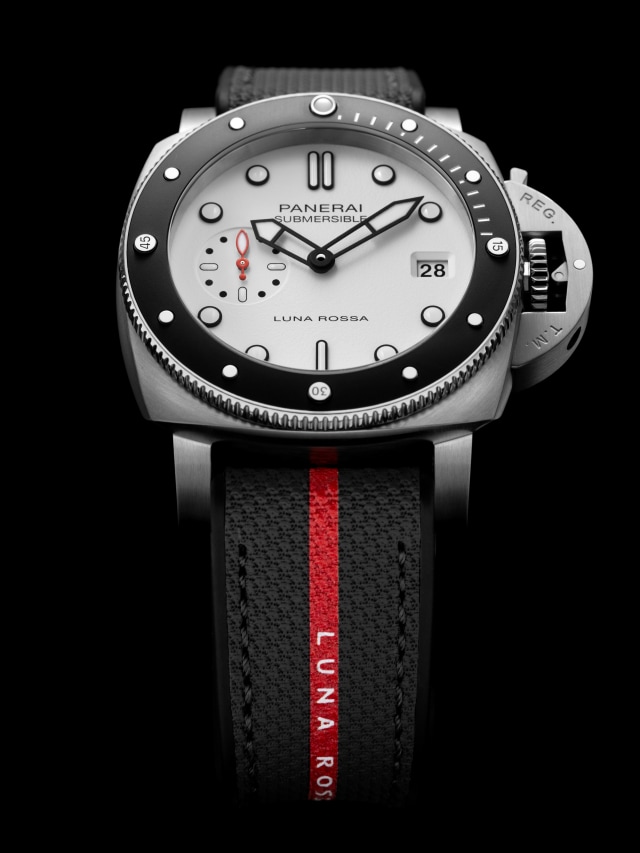PANERAI Submersible Luna Rossa PAM01579 Detail 