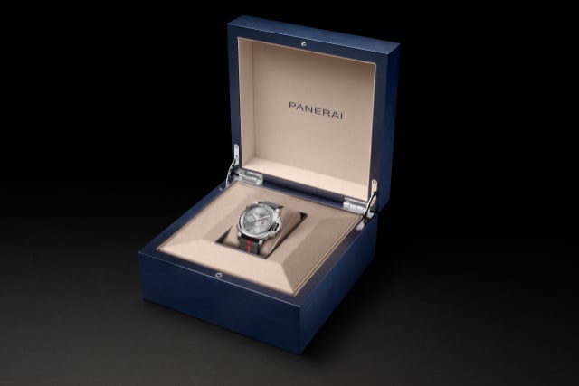 PANERAI Luminor Luna Rossa Chrono PAM01768 Detail 