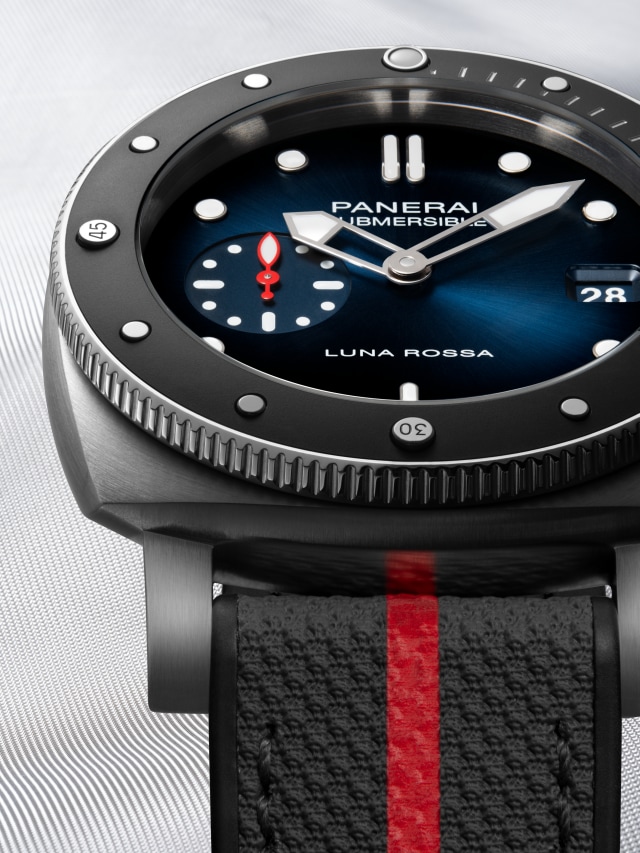 PANERAI Submersible Luna Rossa PAM01565 Detail 