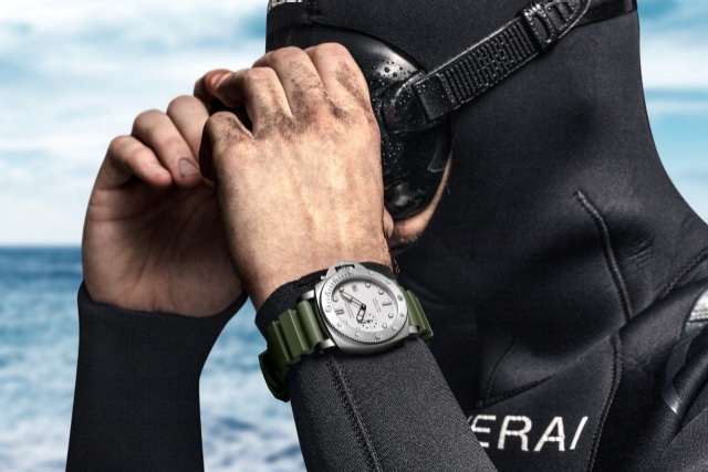 PANERAI Submersible PAM01595 Detail 