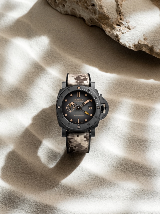 PANERAI Submersible Navy SEALs GMT PAM01513 Detail 
