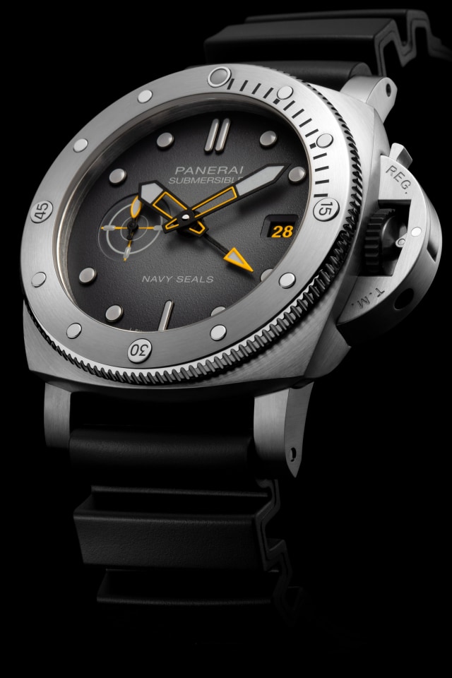 PANERAI Submersible Navy SEALs GMT PAM01323 Detail 